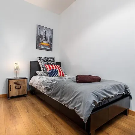 Paris Cdg : Duplex - 3 Bedrooms شقة